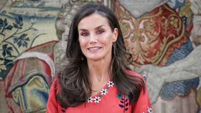 Steal Queen Letizia's style as hundreds of smart white trousers hit the sales today - we're obsessed with her embroidered coral top too!