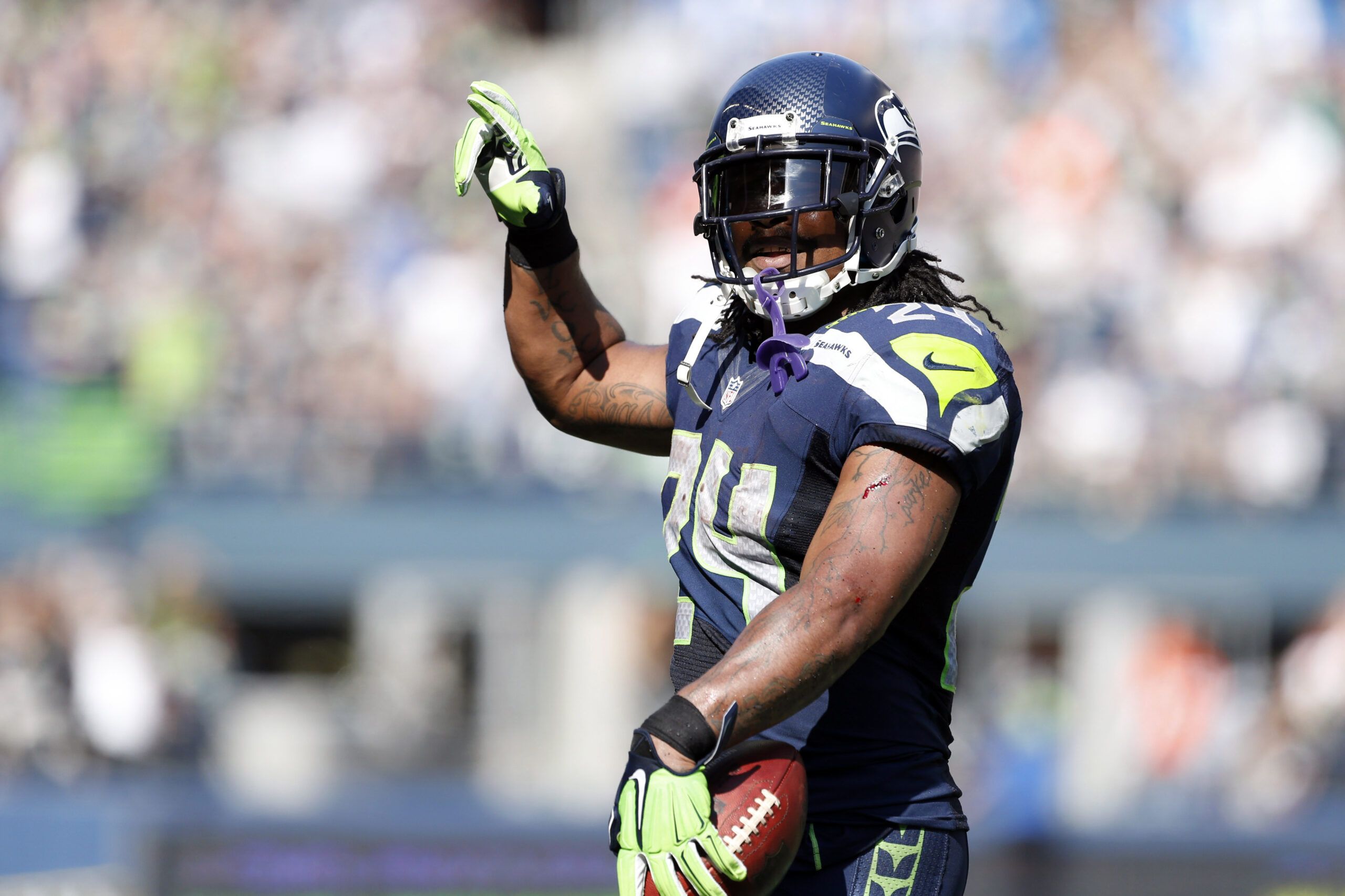 Marshawn Lynch draws cheers from Home Run Derby crowd