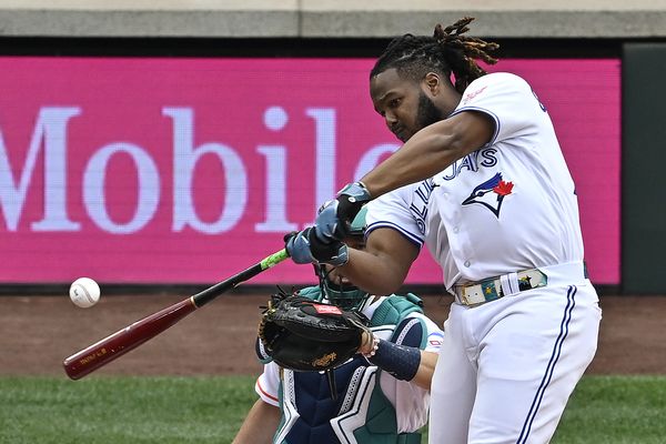 Vladimir Guerrero Jr., Lourdes Gurriel Jr. play rock paper scissors