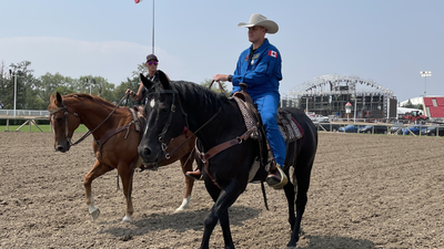 Yeehaw! NASA chief and Artemis 2 moon astronaut play cowboy for a day (photo)