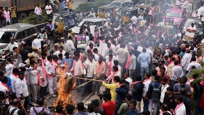 Congress cadre burn CM’s effigies demanding quality power