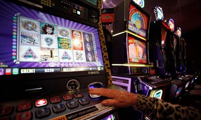 NSW appoints former gaming commissioner to lead panel into cashless gambling trial