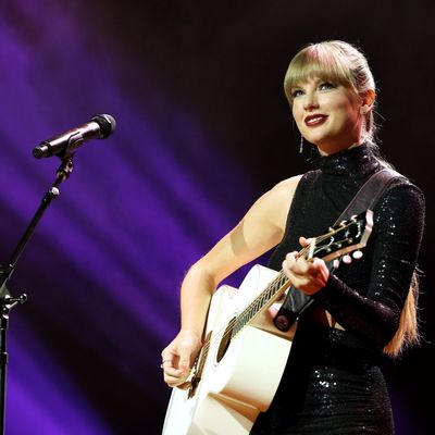 Taylor Swift just cast her ex boyfriend to star in her music video and we're obsessed