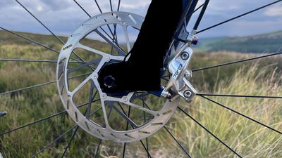 SRAM Level Ultimate Stealth 4-Piston brake review – XC weight, trail power?