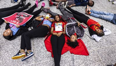 Anti-violence activists hold ‘die-in’ during Daley Center farmer’s market