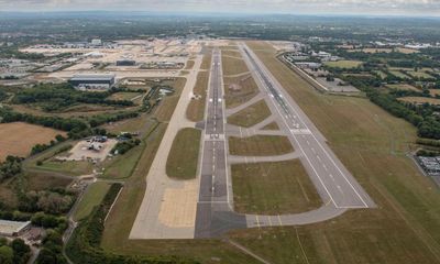 Gatwick airport workers to strike for eight days over summer in pay row