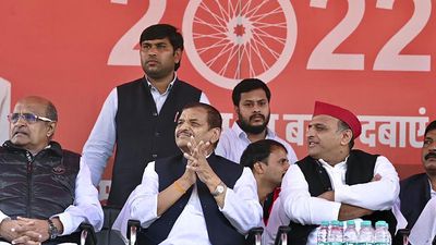 Akhilesh meets Shivpal with eye on 2024 polls and finalising of State panel
