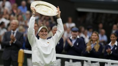 Markéta Vondroušová’s Poise Carries Her Past a Stunned Ons Jabeur to Make Wimbledon History