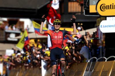 Carlos Rodríguez wins Tour de France stage 14 as Pogačar and Vingegaard battle for seconds