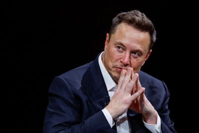 Musk says Twitter is losing cash because advertising is down and the company is carrying heavy debt