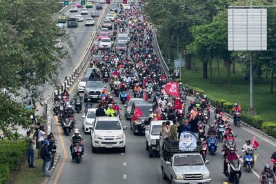 Car rally demands anti-Pita senators quit