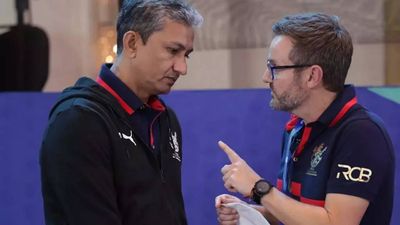 Royal Challengers Bangalore end stint of Mike Hesson, Sanjay Bangar