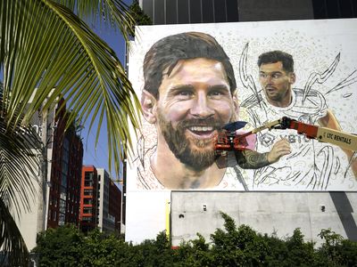 Lionel Messi makes it official and signs with Inter Miami