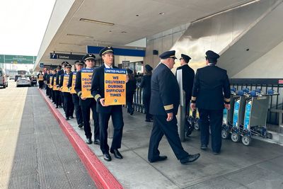 United Airlines Pilots Secure Substantial Pay Raise In New Labor Agreement