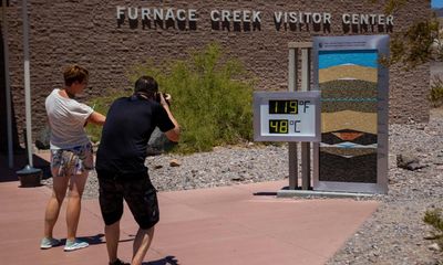 Death Valley threatens temperature records but tourists keep coming