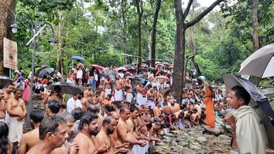 Thousands offer vavu bali at Thirunelly in Wayanad