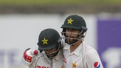Shakeel, Salman help Pakistan counter Sri Lanka's spin