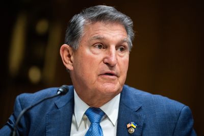 Manchin provides little 2024 insight at No Labels New Hampshire town hall - Roll Call