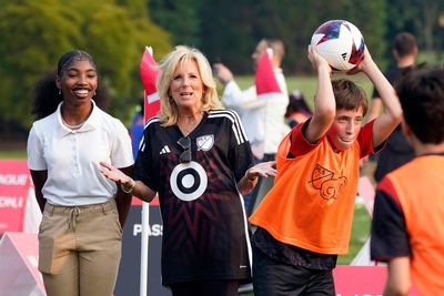 White House lawn turns to playground for kids' soccer clinic