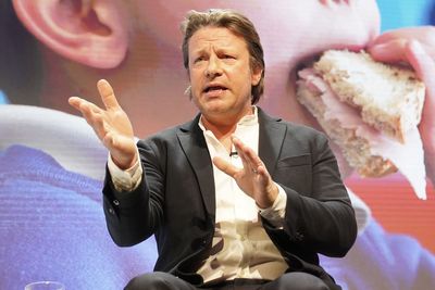 Jamie Oliver calls for vulnerable children to be given free school meals