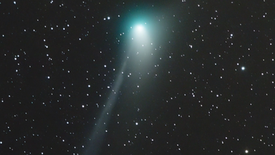 Watch 1 month in the life of a green comet during its journey past Earth (video)
