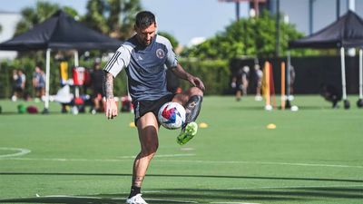 Lionel Messi gets down to business in Florida heat