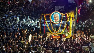 Kerala bids a lingering farewell to Chandy as the hearse bearing his mortal remains makes a slow progress to his final resting place at Puthuppally