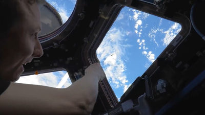 Here's how ISS astronauts jettison old space station hardware (video)