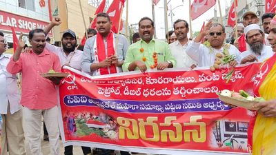 CPI leaders go ‘begging’ in Nandyal to protest tomato price rise