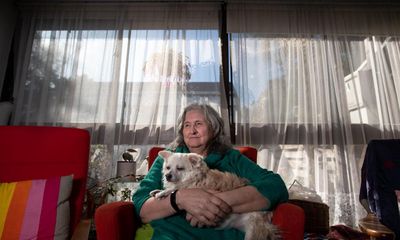 Last resident of Port Melbourne housing estate vows to fight for her home after eviction notice