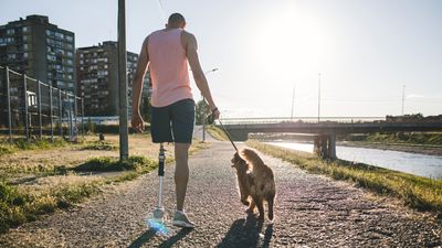 This loose leash walking tip is ridiculously simple but effective for stress free walks