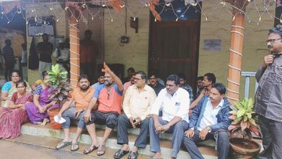 Denizens demand permanent solution to ‘recurrent flooding’ of low-lying areas in Bhadrachalam, stage sit-in