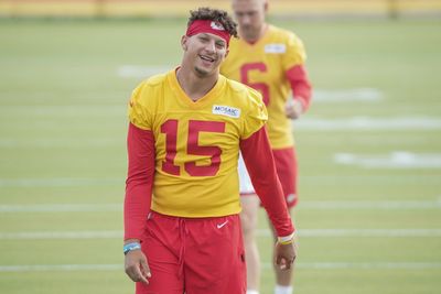 WATCH: Chiefs QB Patrick Mahomes chased by bee at training camp