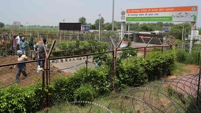 Farmers up in arms against AAP govt. in Punjab over poor handling of flood situation; threaten to block railway tracks