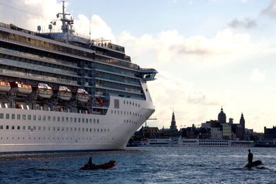 Amsterdam bans cruise ships to restrict tourists