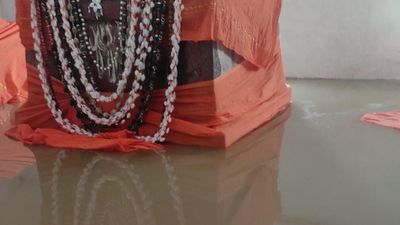 Heavy rains for fifth day in Kalaburagi; Sri Jayatirtha Moola Brindavana submerges