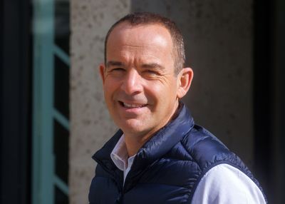Martin Lewis issues urgent warning to holidaymakers wanting to use their phone abroad