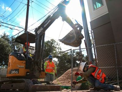 Amid a record heat wave, Texas construction workers lose their right to rest breaks