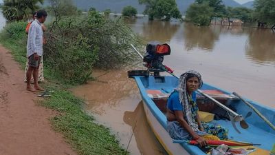 Sigh of relief in Andhra Pradesh as flood begins to recede in the Godavari at Bhadrachalam