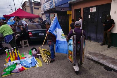 Police, agents search party offices of Guatemalan presidential candidate