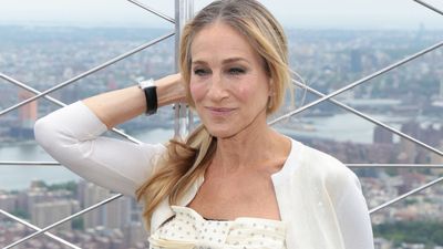 Sarah Jessica Parker sported her fave crossbody bag again and we’re obsessed with the trendy style