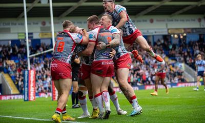 Holmes and Hardaker shock St Helens to send Leigh into Challenge Cup final