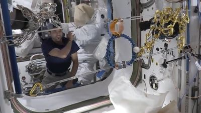 Watch astronauts play new 'Space Dart' game on the ISS (video)