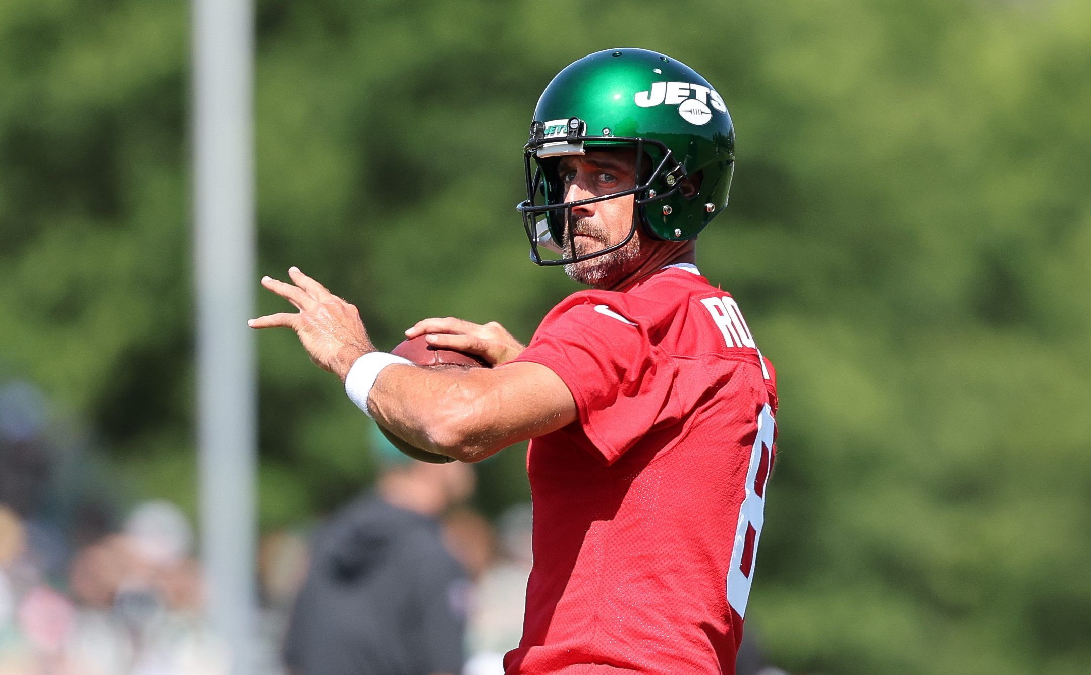 Jets fans flock to training camp to get their first look at Aaron