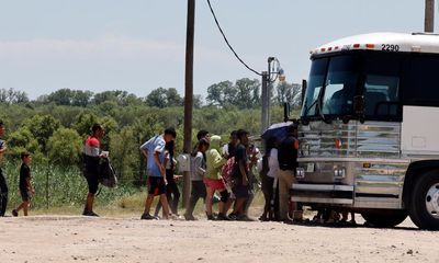 Fifth bus of asylum seekers arrives in Los Angeles from Texas
