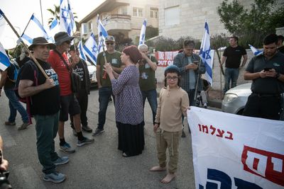 Israeli Government Supporters Condemn Reservists’ Refusal To Serve