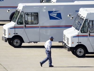 Armed bystander chased off robber who held mailman at gunpoint, say Chicago police