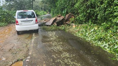 Rocks fall on national highway in Munnar after rain