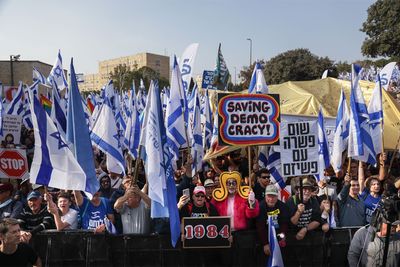 Israeli lawmakers approve judicial law