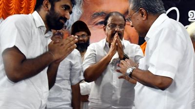 Leaders pay tributes to Oommen Chandy